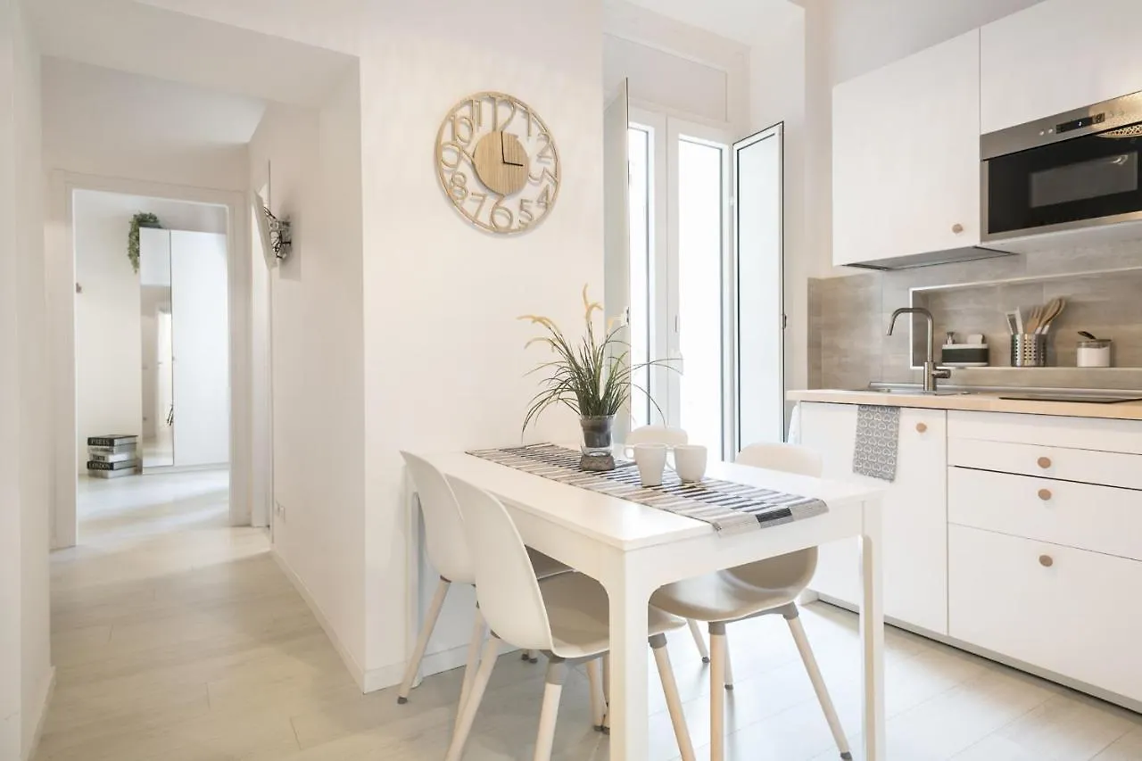 White Ostilia Apartments Rom 0*,