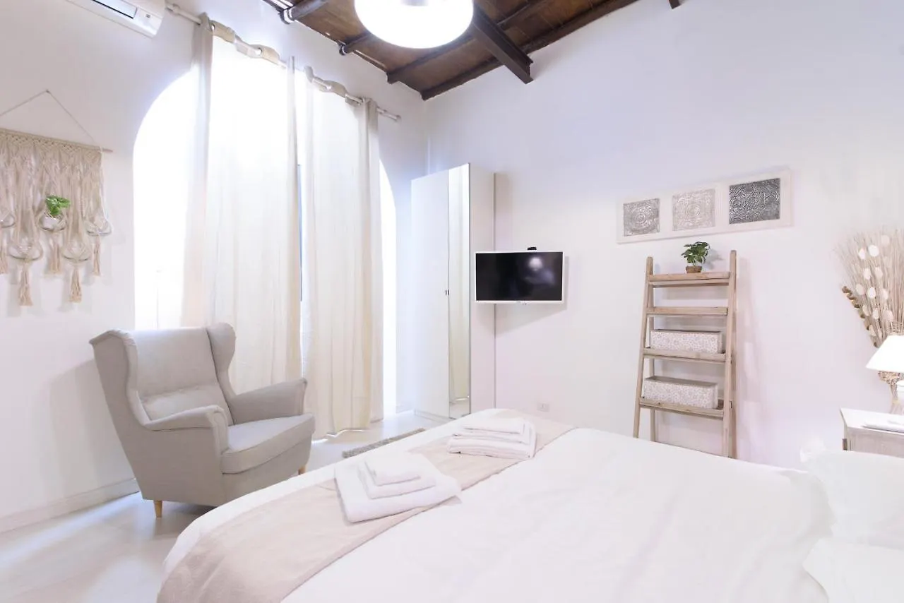 White Ostilia Apartments Rom 0*,