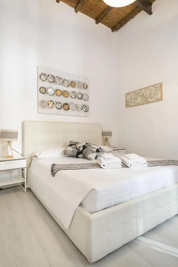 White Ostilia Apartments Roma