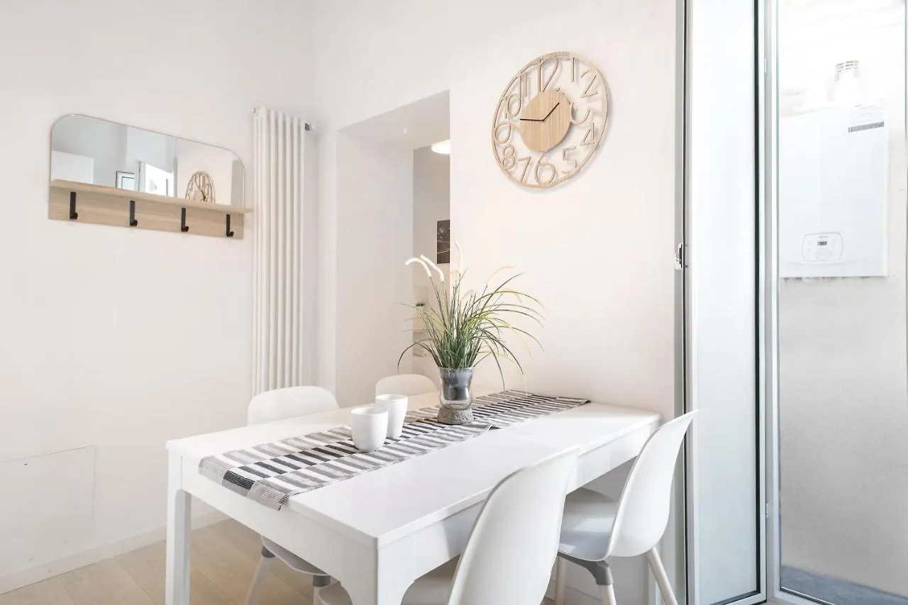 White Ostilia Apartments Roma