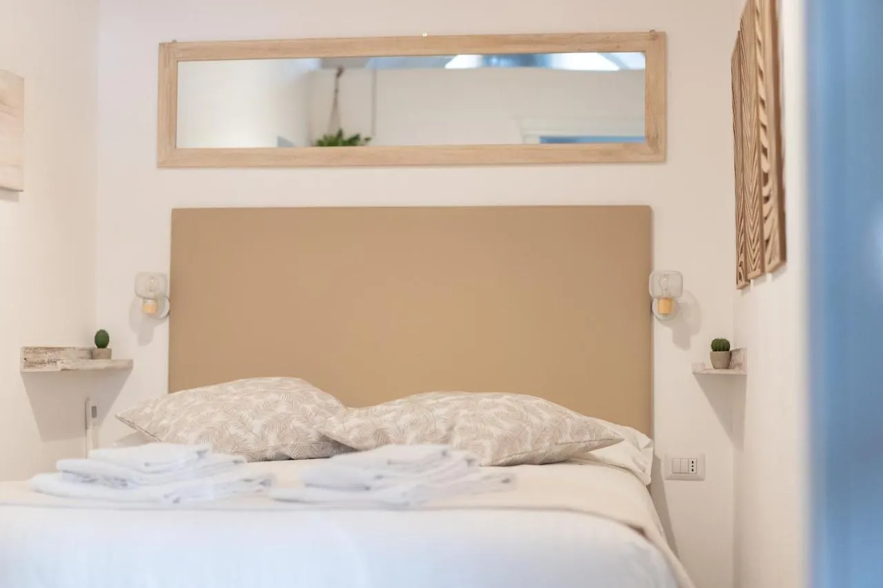 White Ostilia Apartments Roma