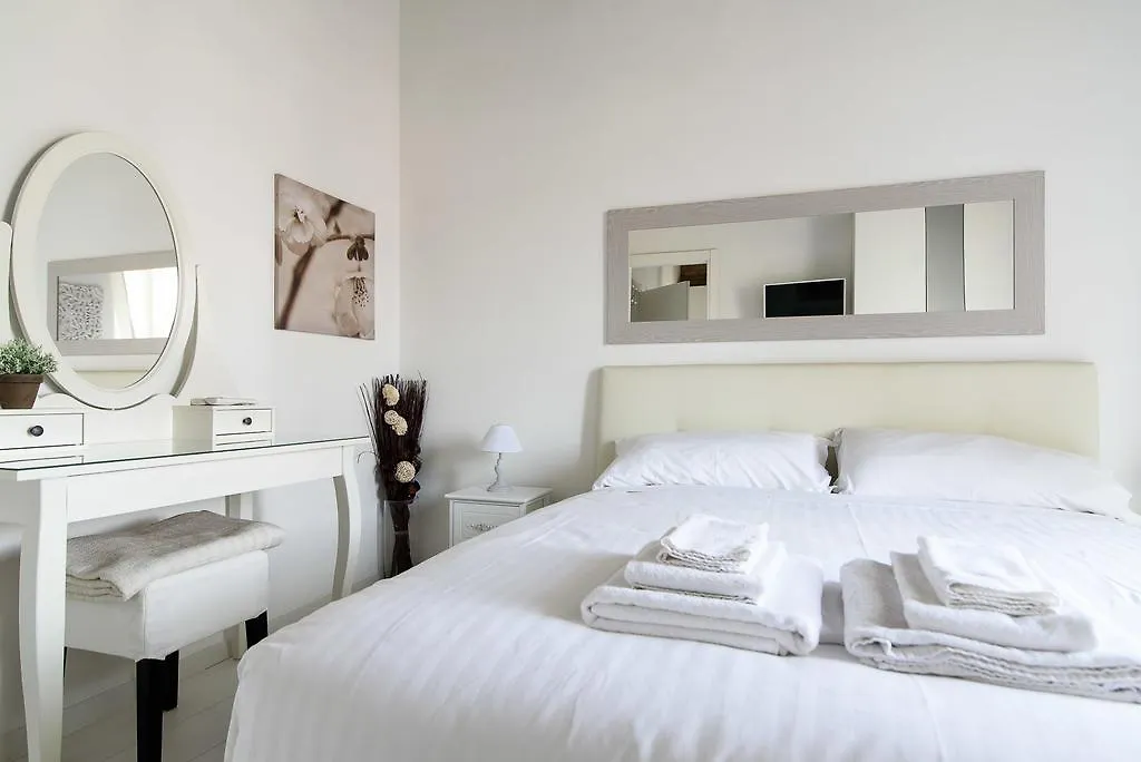 White Ostilia Apartments Roma