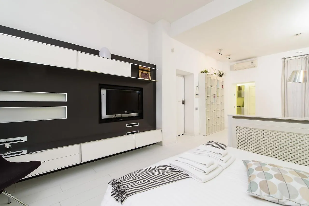 White Ostilia Apartments Roma